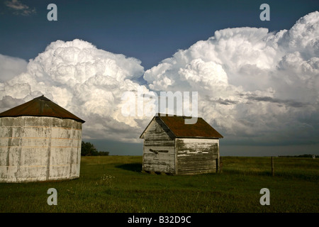 Gewitterwolken hinter alten Getreidespeicher in Saskatchewan Stockfoto