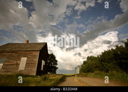Gewitterwolken hinter ein altes Gehöft in Saskatchewan Stockfoto
