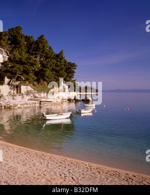 Strand und Küste in Brela, Makarska Riviera, Dalmatien, Kroatien Stockfoto