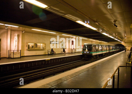 Der Zug kommt am U-Bahnhof Louvre Rivoli, Paris, Frankreich, Europa an Stockfoto