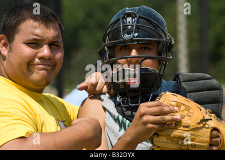 Zwei junge Männer posieren für ein Foto bei einem Special Olympics-Softball-Turnier Stockfoto