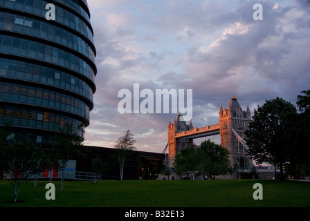 Der London City Hall und die Tower Bridge in der Nähe von sunset Stockfoto