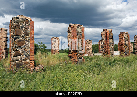 Ruinen der Dependance in der lettischen Landschaft Kurzeme Lettland Stockfoto