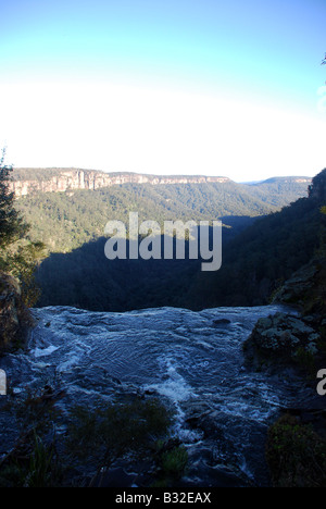 Wasserfall mit Blick auf grünen Tal am sonnigen Tag absetzen Stockfoto