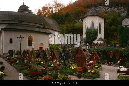 Österreichische Kirche und Friedhof in Hallstatt Stockfoto