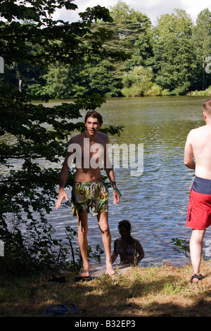 Menschen in den See am Geheimnis schwimmen, The Big Chill Festival 2008, Eastnor, Herefordshire Stockfoto