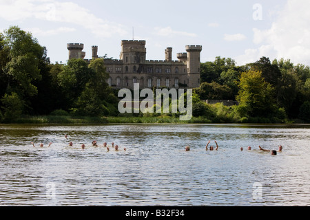 Menschen schwimmen im See von Eastnor Castle am Geheimnis schwimmen, The Big Chill Festival 2008, Eastnor, Herefordshire Stockfoto