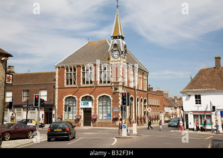 Das Rathaus und die Straßenszene in Wareham Dorset Stockfoto