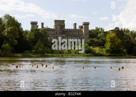 Menschen schwimmen im See von Eastnor Castle am Geheimnis schwimmen, The Big Chill Festival 2008, Eastnor, Herefordshire Stockfoto