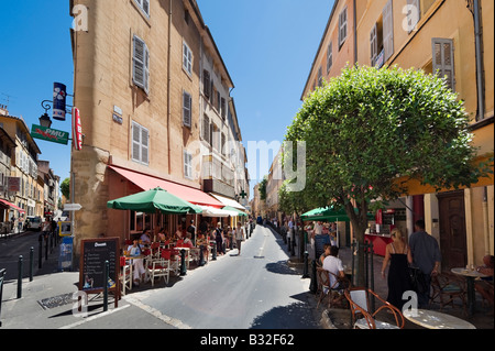 Straßencafés auf Rue d ' Italie in der historischen Innenstadt, Aix-En-Provence, Frankreich Stockfoto