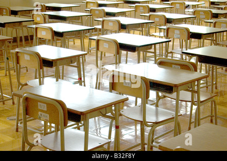 Schreibtische in einem leeren Klassenzimmer in einer japanischen High school Stockfoto