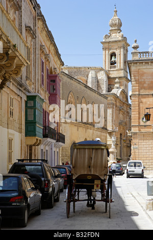 Villegaignon Street, Mdina, Malta, die Karmeliterkirche und Priory zeigen Stockfoto