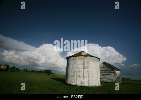 Gewitterwolken hinter alten Getreidespeicher in Saskatchewan Stockfoto