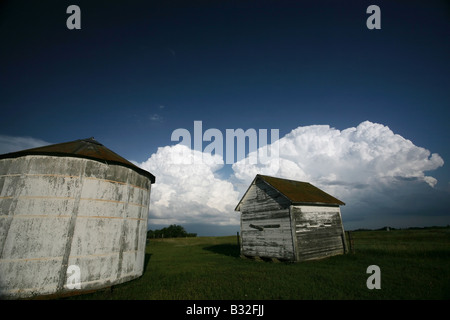 Gewitterwolken hinter alten Getreidespeicher in Saskatchewan Stockfoto