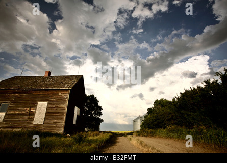 Gewitterwolken hinter ein altes Gehöft in Saskatchewan Stockfoto