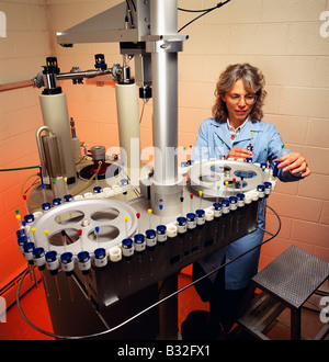 WISSENSCHAFTLERIN ARBEITET IN EINEM LABOR FORSCHUNG & ENTWICKLUNG EINER GROßEN PENNSYLVANIA BASIERTEN CHEMICAL COMPANY Stockfoto