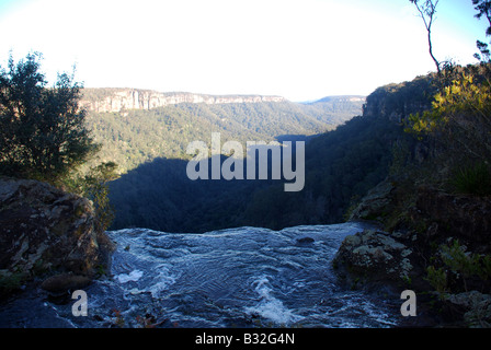 Wasserfall drop-off mit Blick auf grünen Tal auf sonnigen Tag Kontrast wilde Landschaft Höhe hohe Sicht Stockfoto