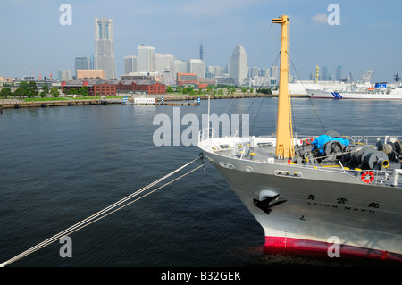 Das Panorama von Minato Mirai mit dem Landmark Tower und dem historischen Lagerhäusern aus Osanbashi Pier gesehen, Yokohama JP Stockfoto