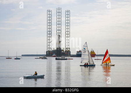 Segeln in den Fluss Tay,: Rowan Gorilla V Heavy Duty feindlichen Umwelt (HDHE) Jack-up bohren Bohrinsel, Dundee Seascape, Tayside, Schottland, Großbritannien Stockfoto