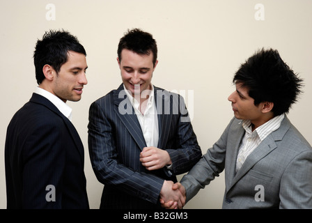 Eine Gruppe von jungen Unternehmern in gute Stimmung zu feiern einen Erfolg Stockfoto