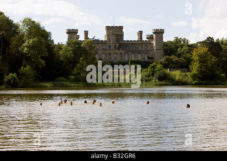 Menschen schwimmen im See von Eastnor Castle am Geheimnis schwimmen, The Big Chill Festival 2008, Eastnor, Herefordshire Stockfoto