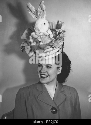 OSTERN-MOTORHAUBE Stockfoto