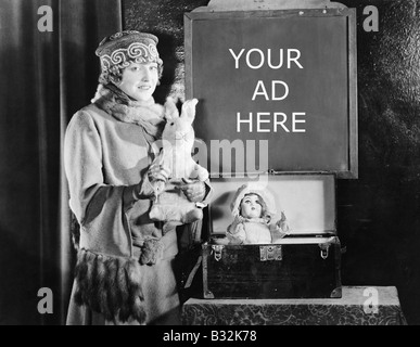 Ängstliche Frau und Schild mit Anzahl der shopping Tage bis Weihnachten Stockfoto