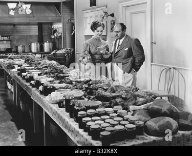Paar mit Tisch in der Nahrung für Festessen Stockfoto