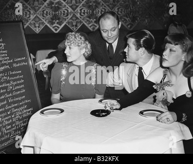 Kellner und Kunden im restaurant Stockfoto