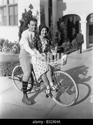 Porträt des Paares auf dem Fahrrad zusammen Stockfoto