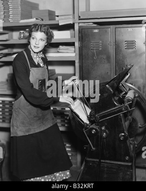 Frau arbeitet in Druckerei Stockfoto