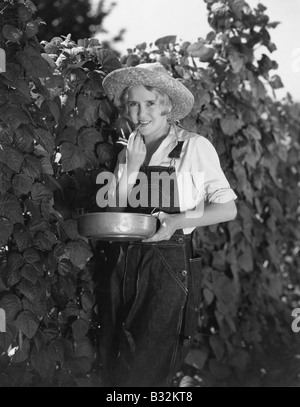 Junge Frau Kommissionierung Bohnen Stockfoto