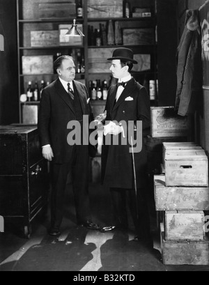 Unternehmer im Gespräch im Abstellraum Stockfoto