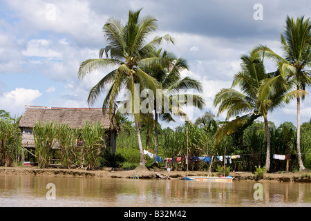 Siedlung entlang der Kinabatangan Fluss Sabah Borneo Stockfoto