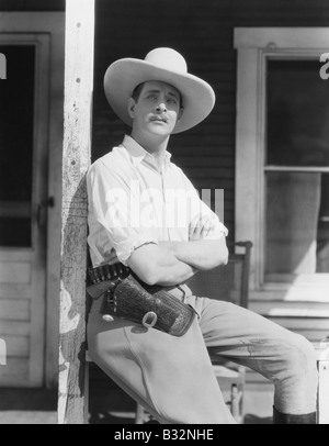 Mann auf Veranda mit Cowboy-Hut Stockfoto