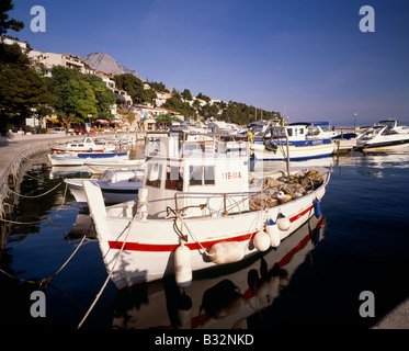 Angelboote/Fischerboote im Hafen von Brela, Makarska Riviera, Dalmatien, Kroatien Stockfoto