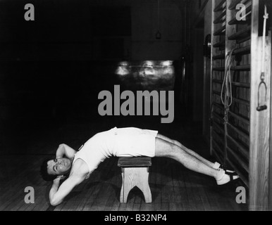 Mann auf Bank Ausübung Stockfoto