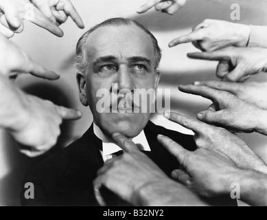 Nahaufnahme von viele Finger zeigen bei man Stockfoto