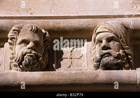 Geschnitzte Steinköpfe auf der Außenseite des St Jacob Kathedrale, Sibenik, Dalmatien, Kroatien. Kulturelles Erbe der UNESCO Stockfoto