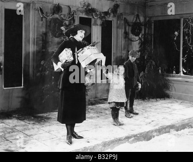 Frau und Kinder außerhalb mit Weihnachtsgeschenke Stockfoto