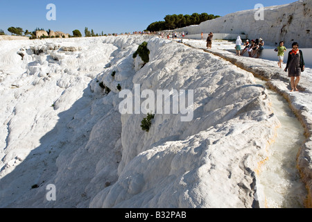 Menschen zu Fuß auf Calcit Terrassen zur Schwefel-Wasser-Pools bei Pamukalle Türkei Stockfoto