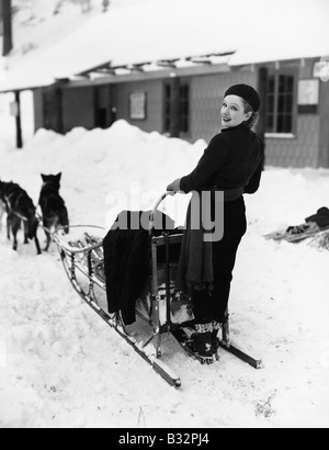 Frau auf Hundeschlitten Stockfoto