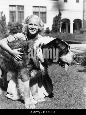 Frau außerhalb mit großer Hund Stockfoto