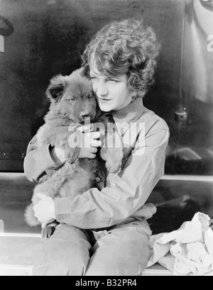 Frau Holding Welpen Stockfoto