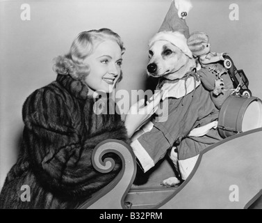 Frau mit Hund im Weihnachts-outfit Stockfoto