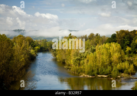 Die Dordogne Fluss schlängelt sich durch den Baum gesäumten Landschaft der Dordogne, in der Nähe von Beynac, Frankreich, EU. Stockfoto