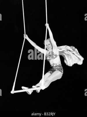 Porträt von einer weiblichen Zirkuskünstler ausführen auf einem Trapez Stockfoto