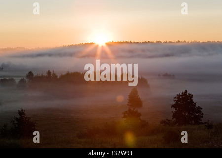 Sonnenaufgang über dem Pastell farbigen traumhafte Landschaft Stockfoto