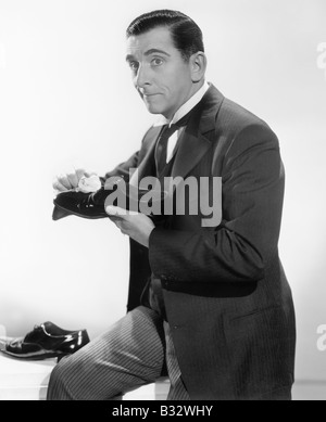 Mann, leuchtendes Schuhreinigung Stockfoto