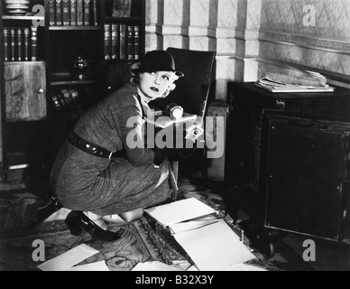 Junge Frau in einem Büro neben einer sicheren, über die Schulter schauen Stockfoto